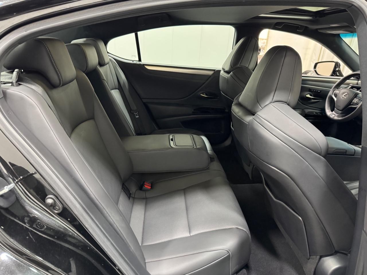 Lexus ES Vehicle Full-screen Gallery Image 10