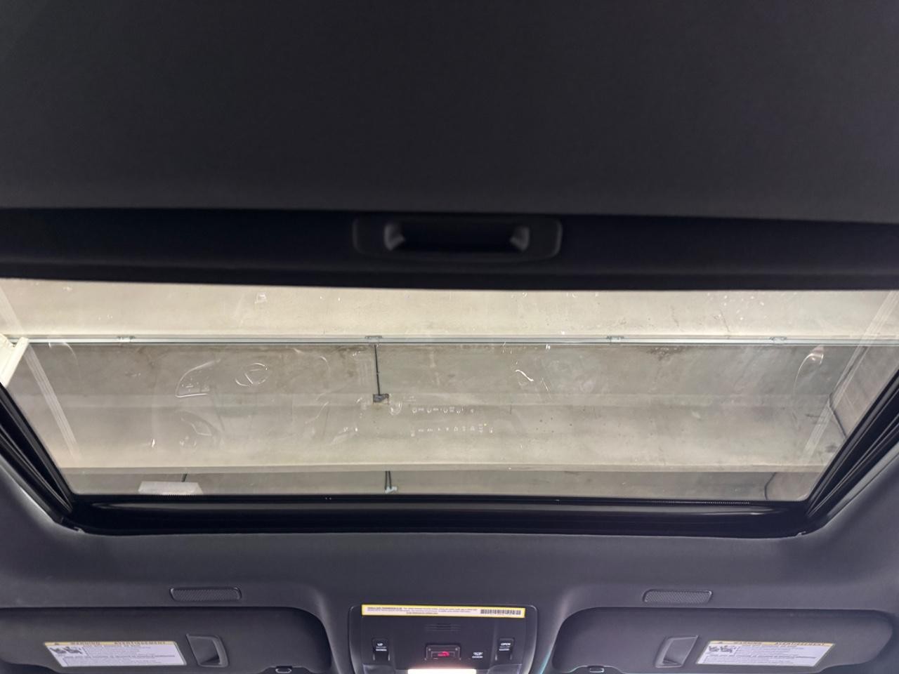 Lexus ES Vehicle Full-screen Gallery Image 11