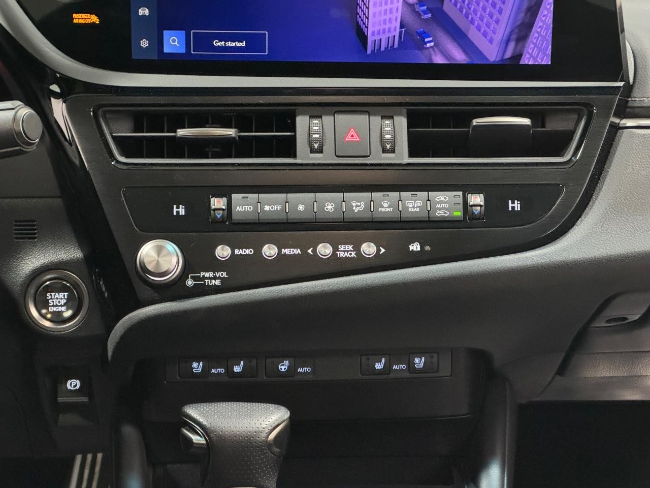 Lexus ES Vehicle Full-screen Gallery Image 15