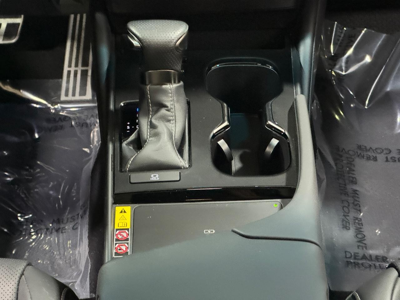 Lexus ES Vehicle Full-screen Gallery Image 16