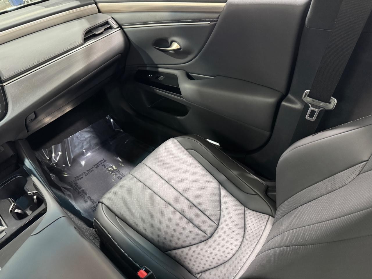 Lexus ES Vehicle Full-screen Gallery Image 17