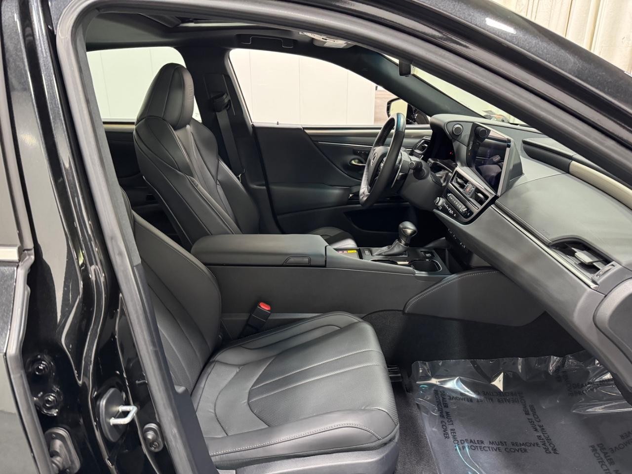 Lexus ES Vehicle Full-screen Gallery Image 18