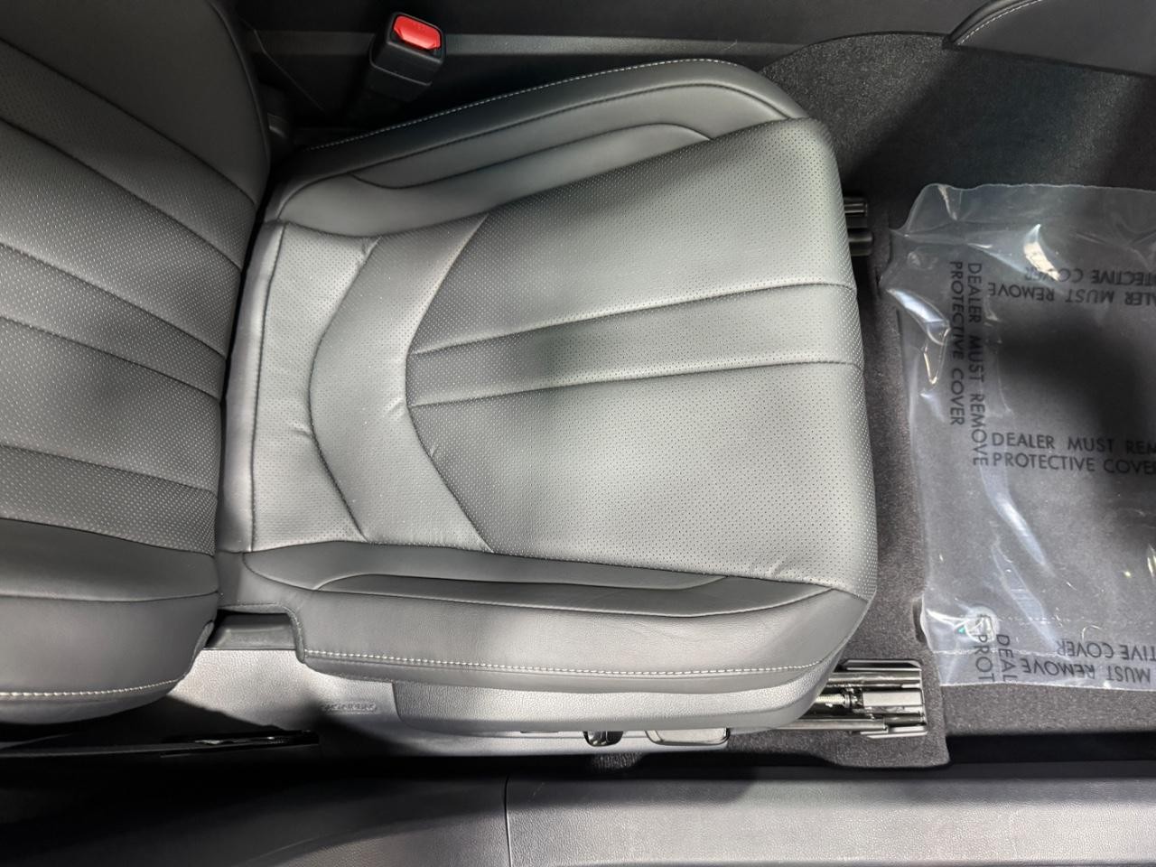 Lexus ES Vehicle Full-screen Gallery Image 19