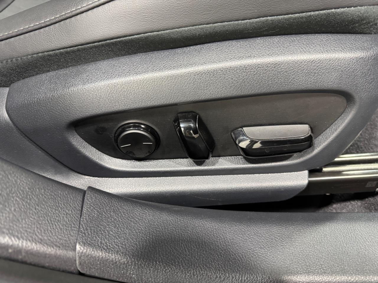 Lexus ES Vehicle Full-screen Gallery Image 20