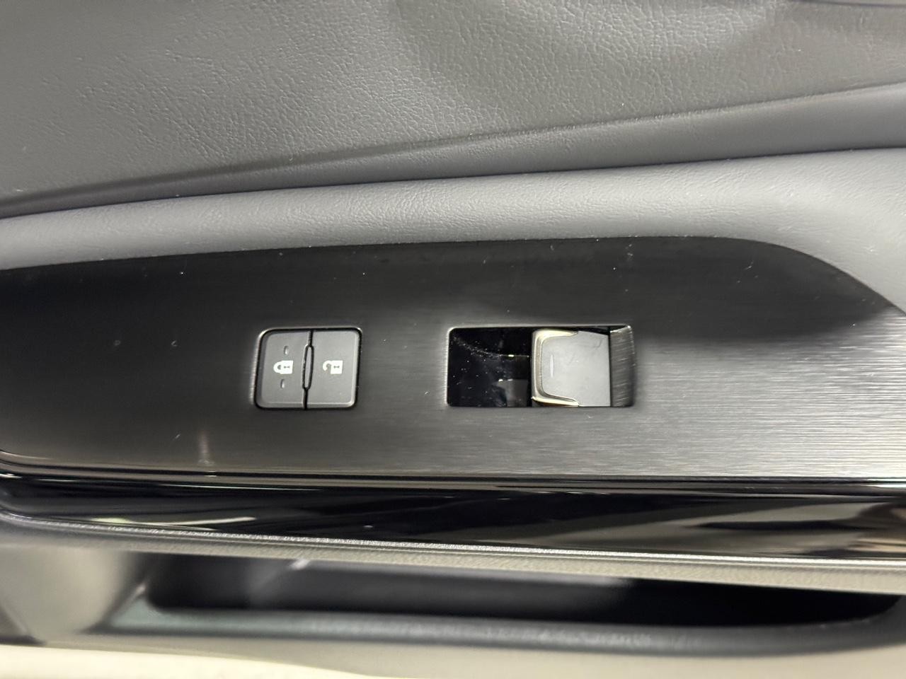 Lexus ES Vehicle Full-screen Gallery Image 21