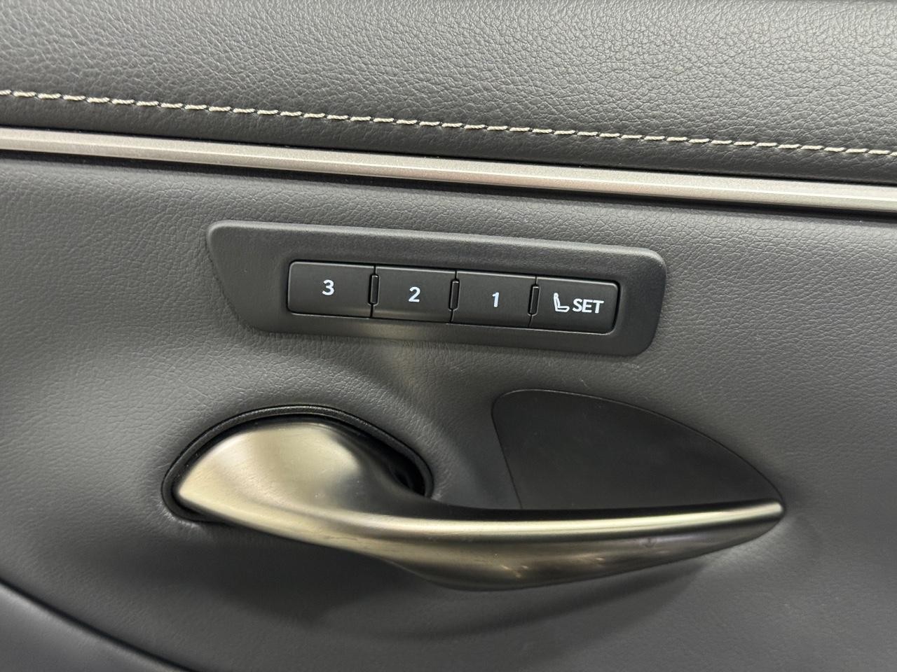 Lexus ES Vehicle Full-screen Gallery Image 22