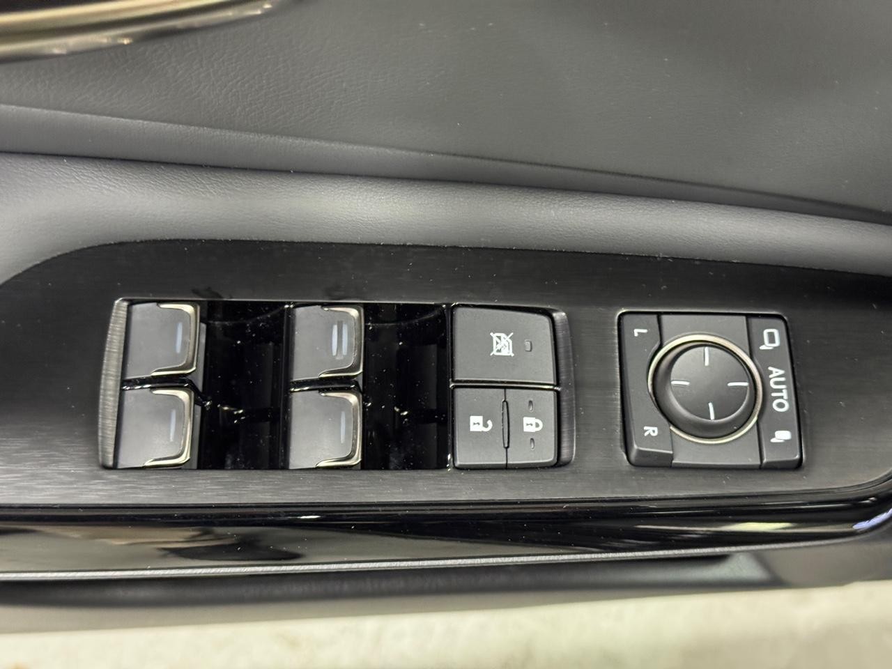 Lexus ES Vehicle Full-screen Gallery Image 23