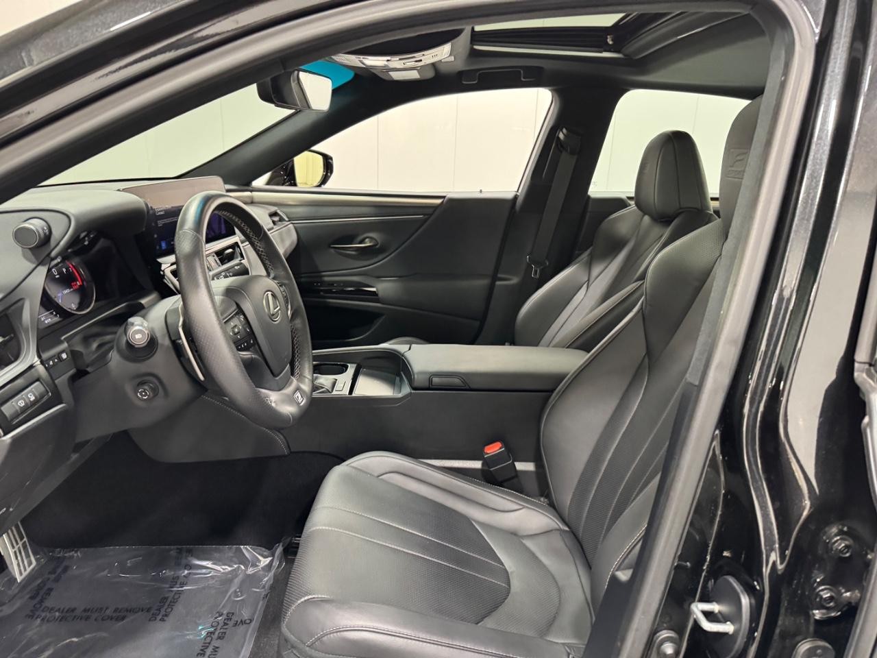 Lexus ES Vehicle Full-screen Gallery Image 24