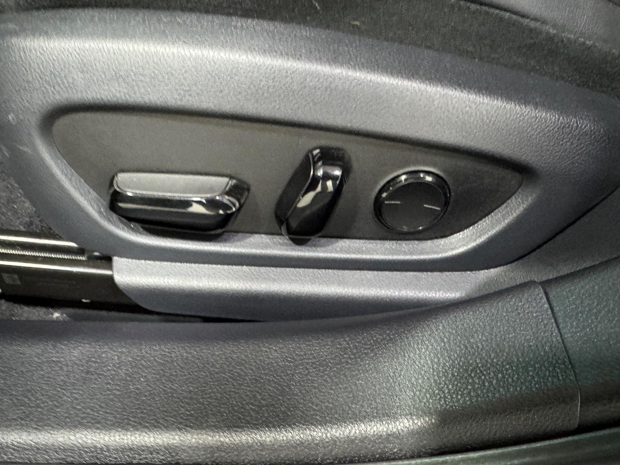 Lexus ES Vehicle Full-screen Gallery Image 26