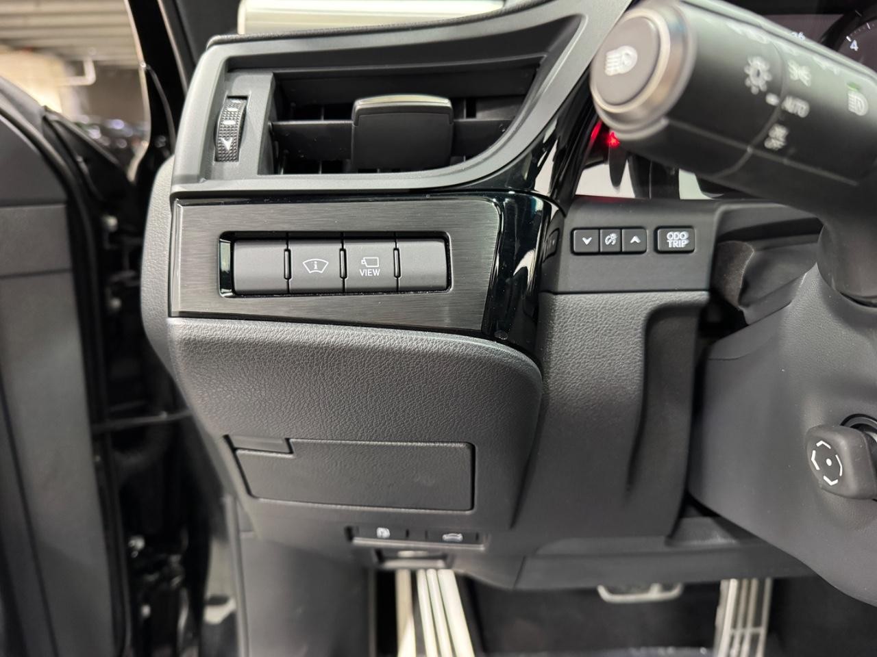 Lexus ES Vehicle Full-screen Gallery Image 27