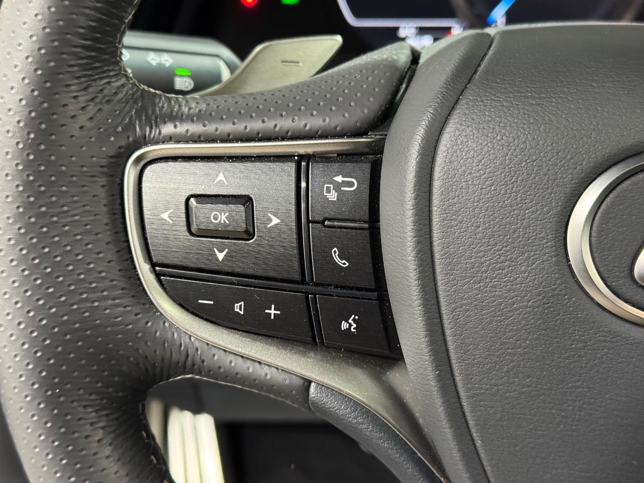 Lexus ES Vehicle Full-screen Gallery Image 28