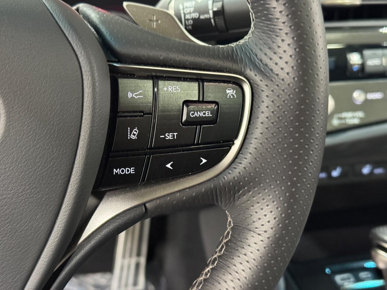 Lexus ES Vehicle Full-screen Gallery Image 29