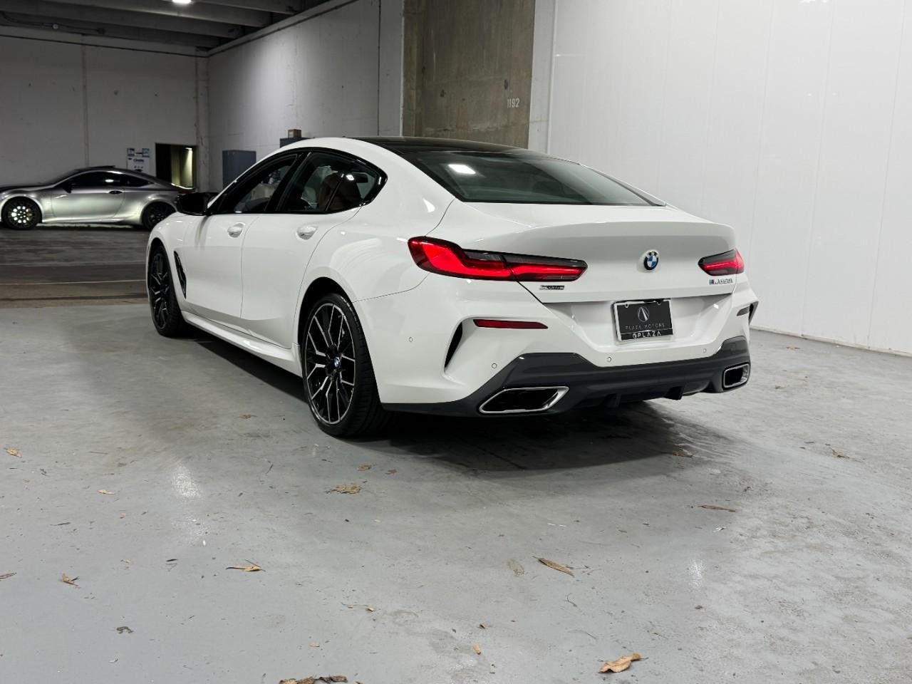 BMW 8 Series Vehicle Full-screen Gallery Image 3