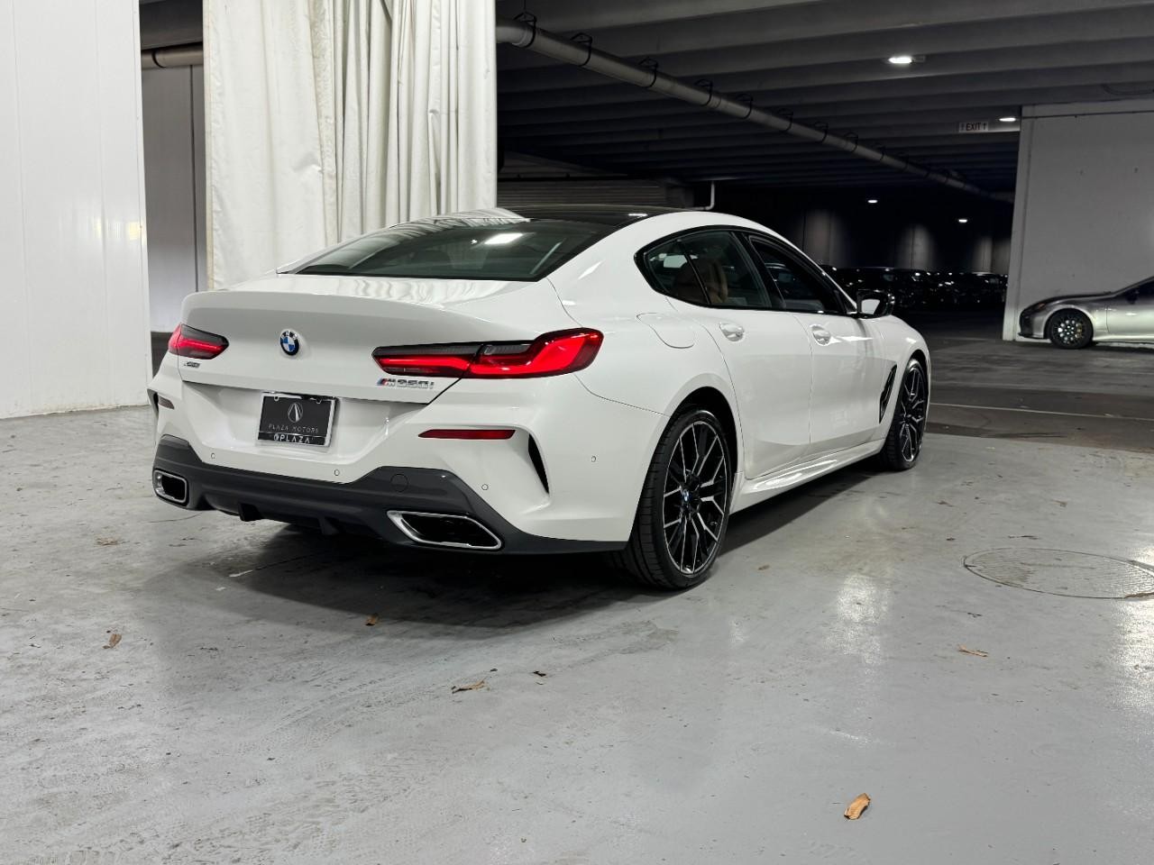 BMW 8 Series Vehicle Full-screen Gallery Image 4