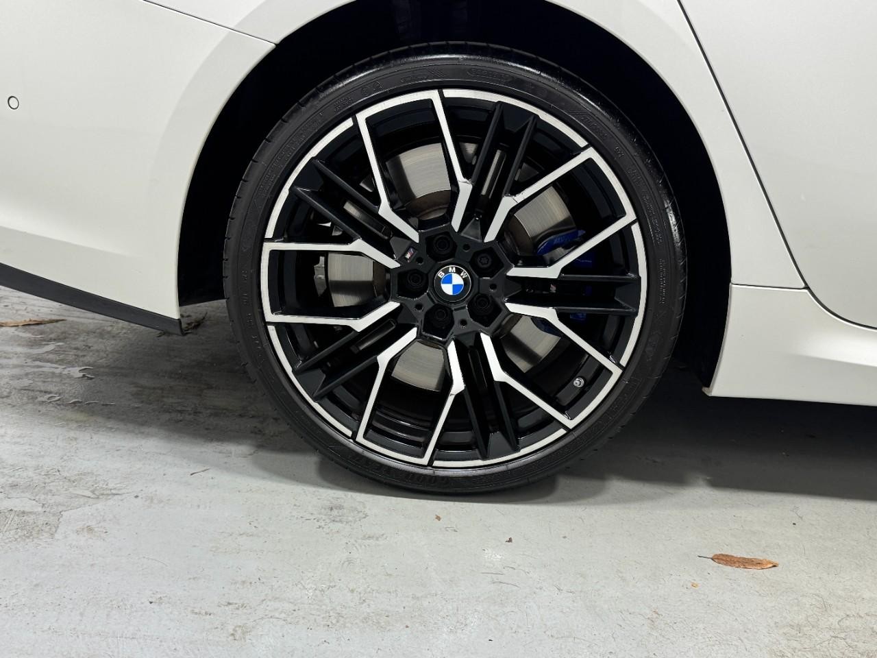 BMW 8 Series Vehicle Full-screen Gallery Image 5