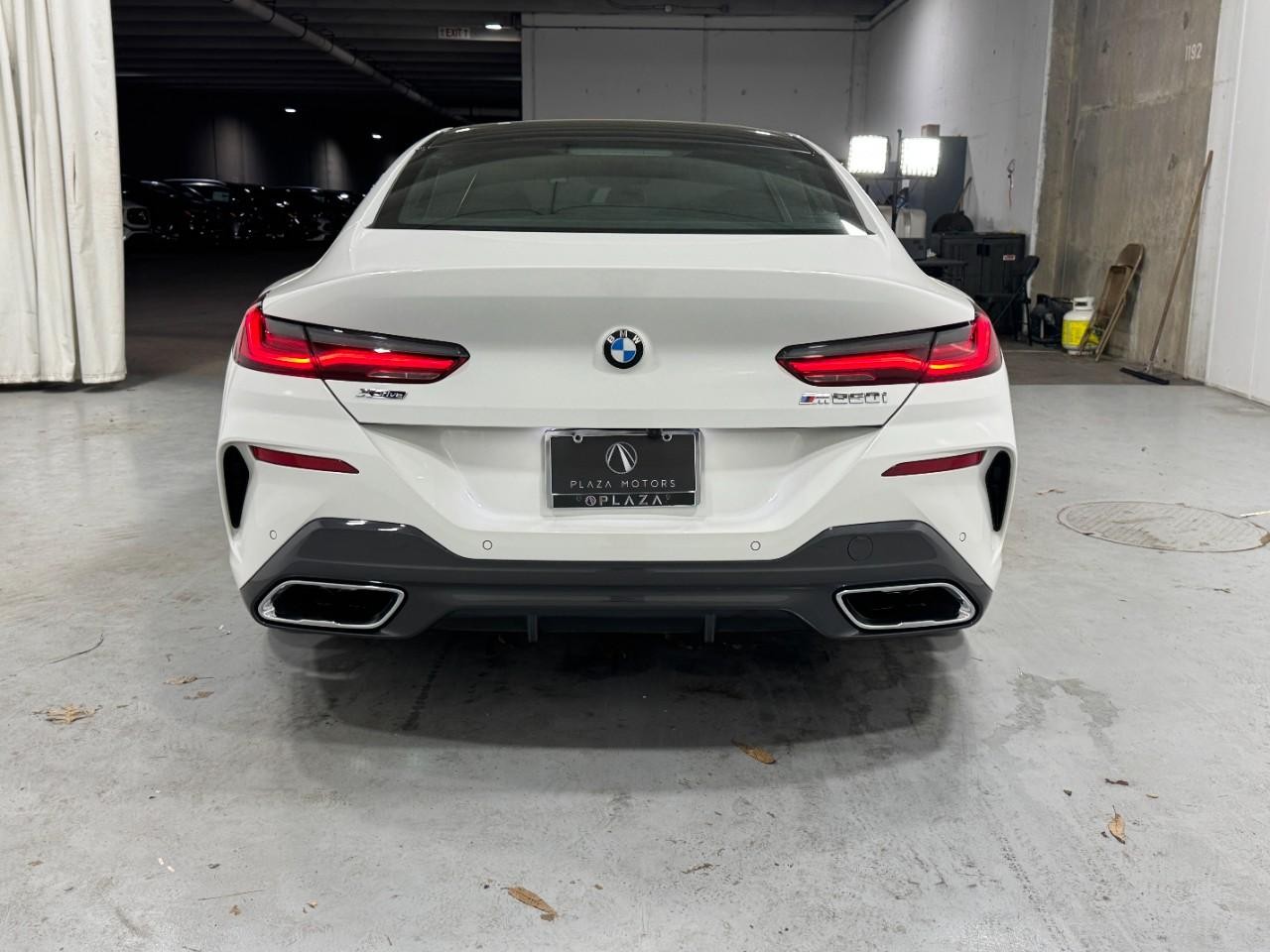 BMW 8 Series Vehicle Full-screen Gallery Image 9