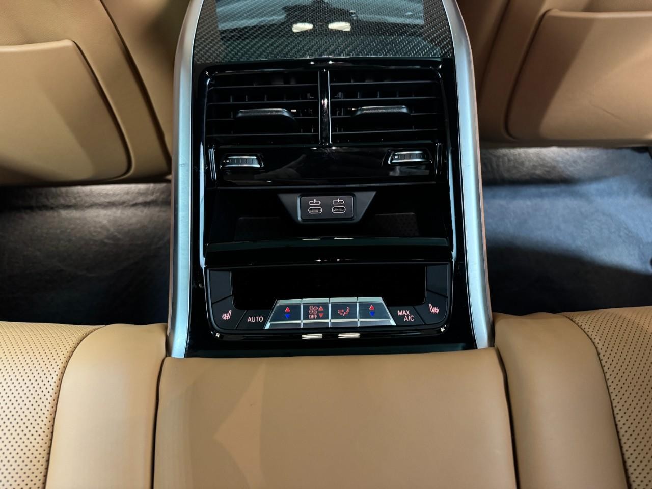 BMW 8 Series Vehicle Full-screen Gallery Image 11