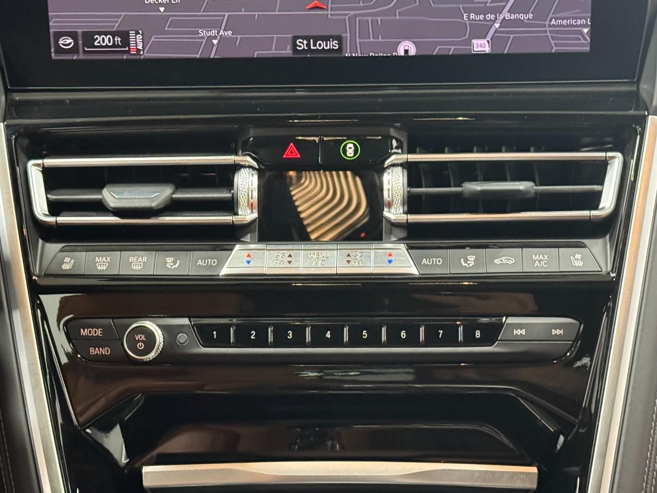 BMW 8 Series Vehicle Full-screen Gallery Image 16