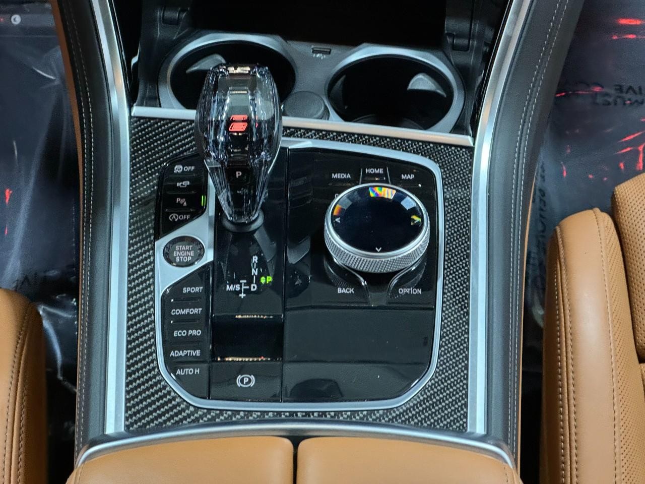 BMW 8 Series Vehicle Full-screen Gallery Image 17