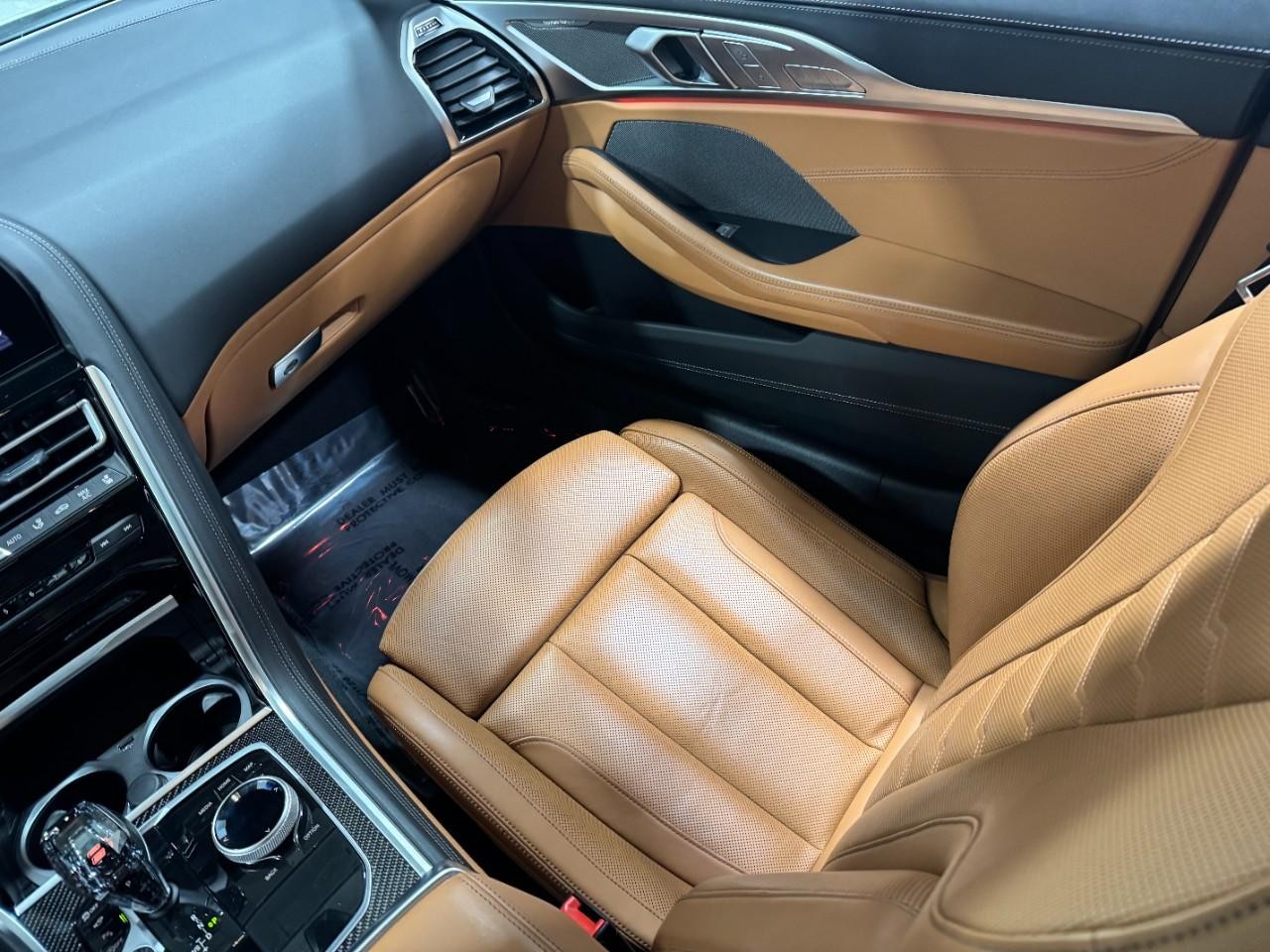 BMW 8 Series Vehicle Full-screen Gallery Image 18