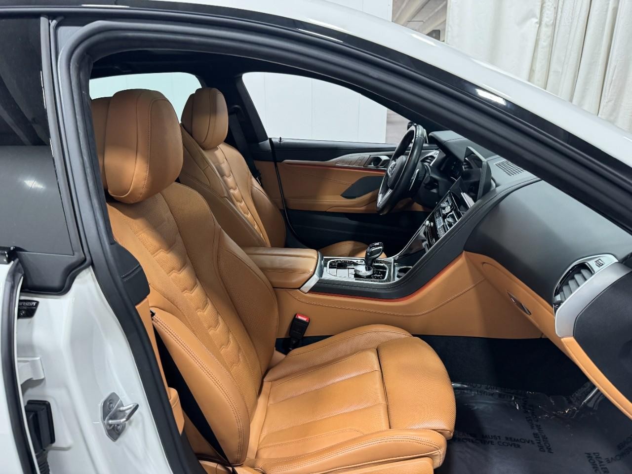 BMW 8 Series Vehicle Full-screen Gallery Image 19