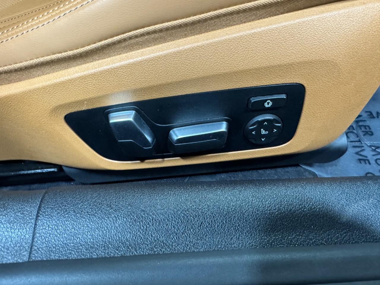 BMW 8 Series Vehicle Full-screen Gallery Image 21