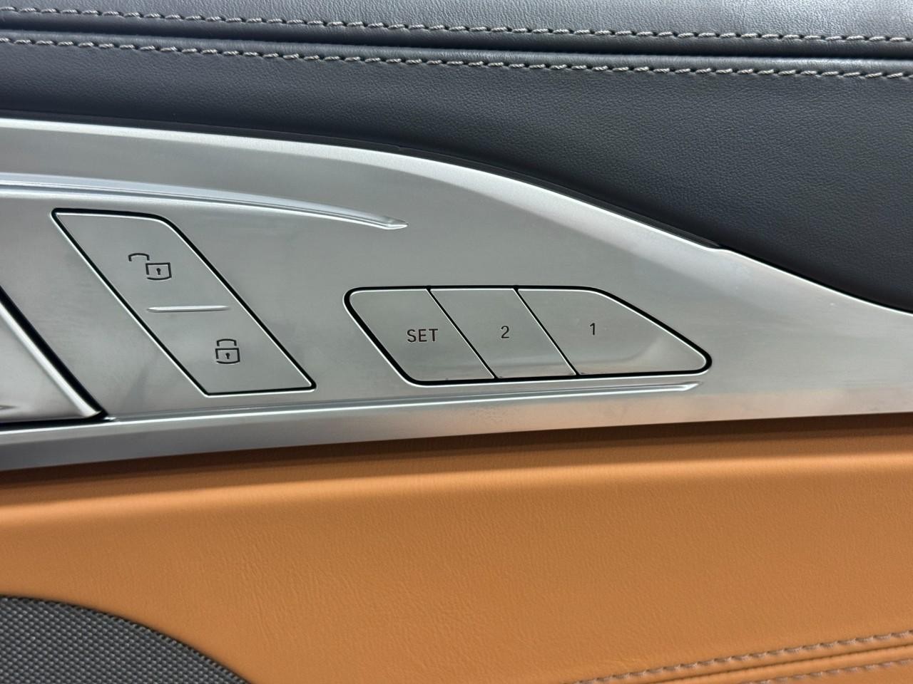 BMW 8 Series Vehicle Full-screen Gallery Image 22