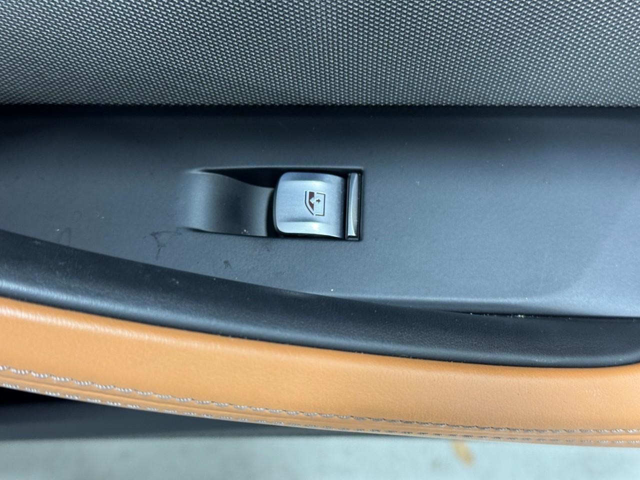 BMW 8 Series Vehicle Full-screen Gallery Image 23