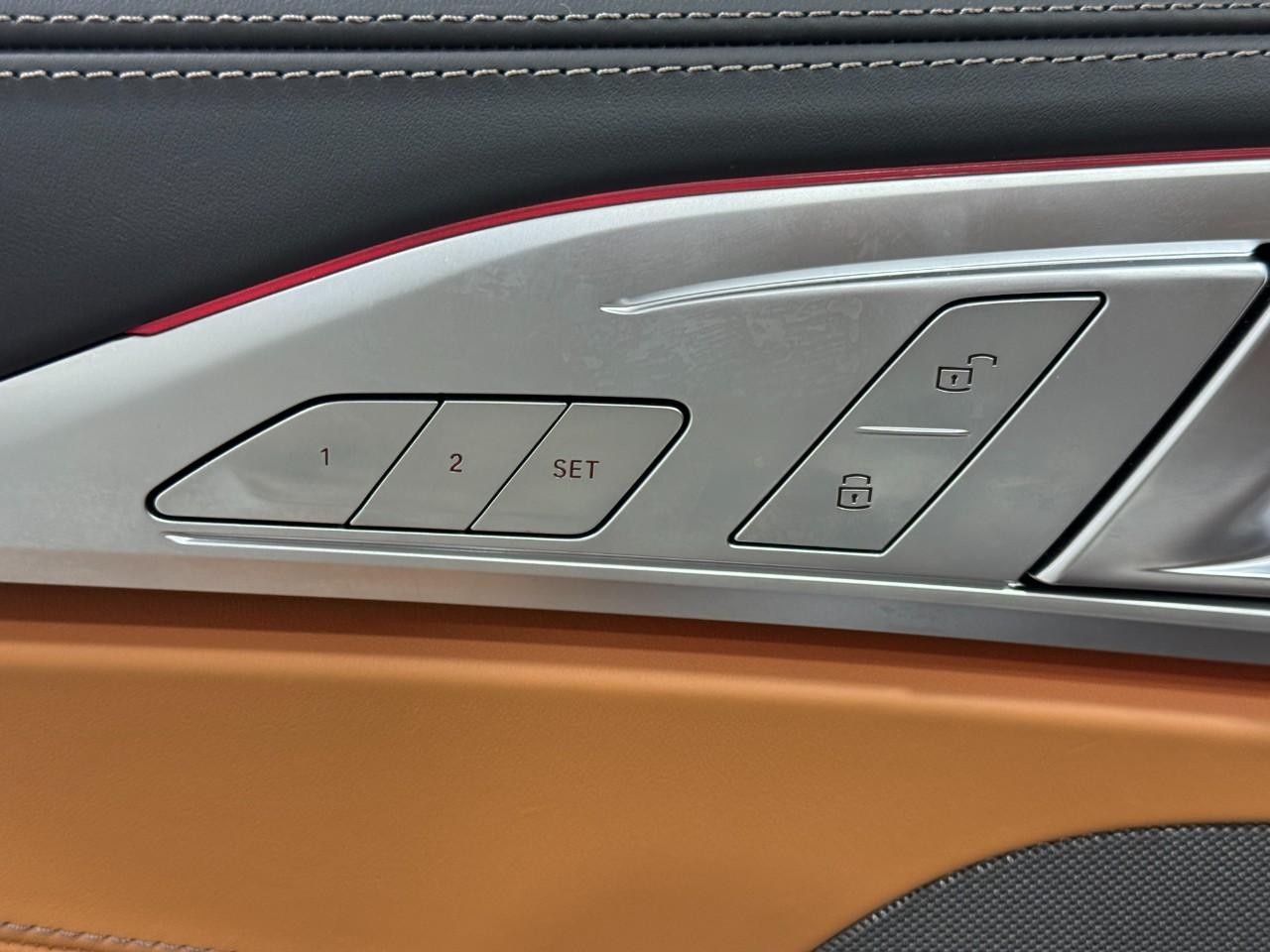 BMW 8 Series Vehicle Full-screen Gallery Image 24