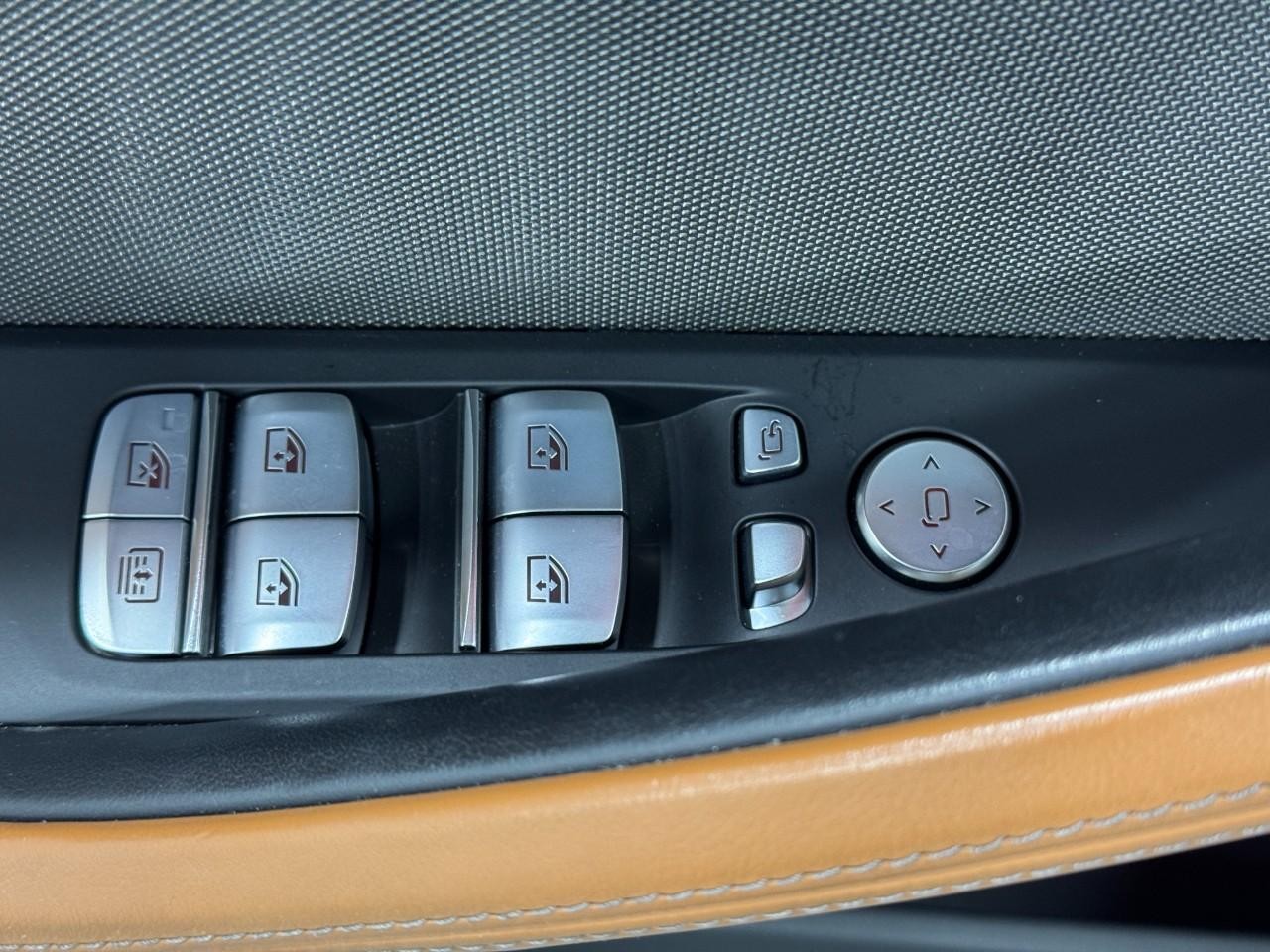 BMW 8 Series Vehicle Full-screen Gallery Image 25