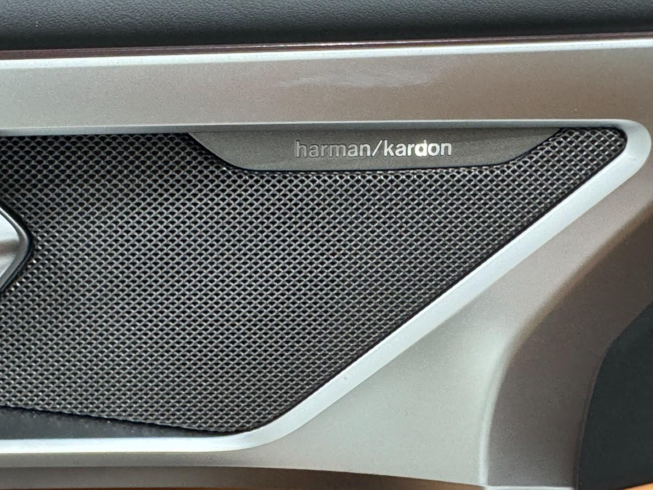 BMW 8 Series Vehicle Full-screen Gallery Image 26