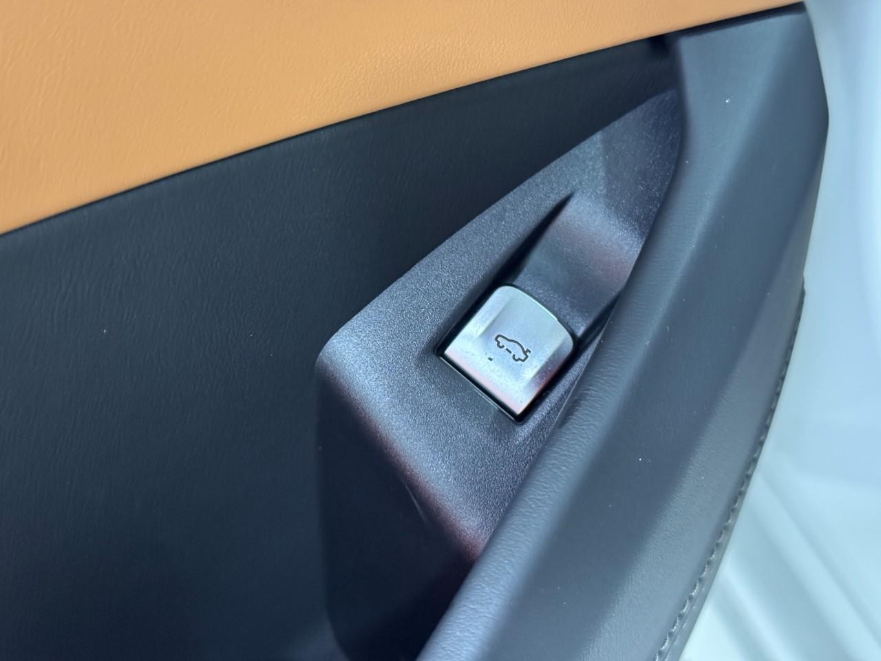 BMW 8 Series Vehicle Full-screen Gallery Image 27