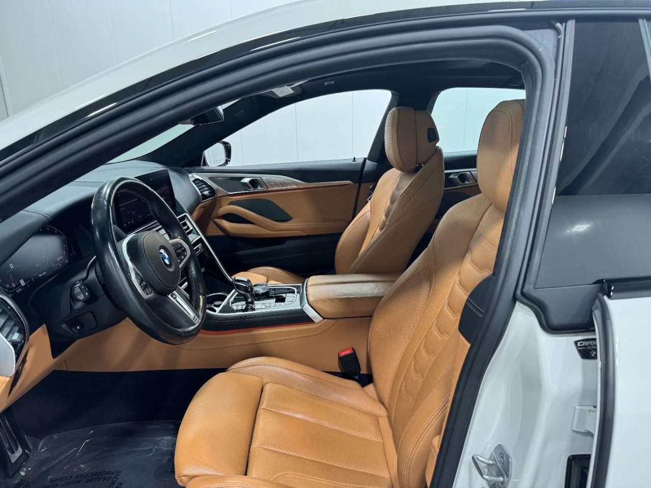 BMW 8 Series Vehicle Full-screen Gallery Image 28