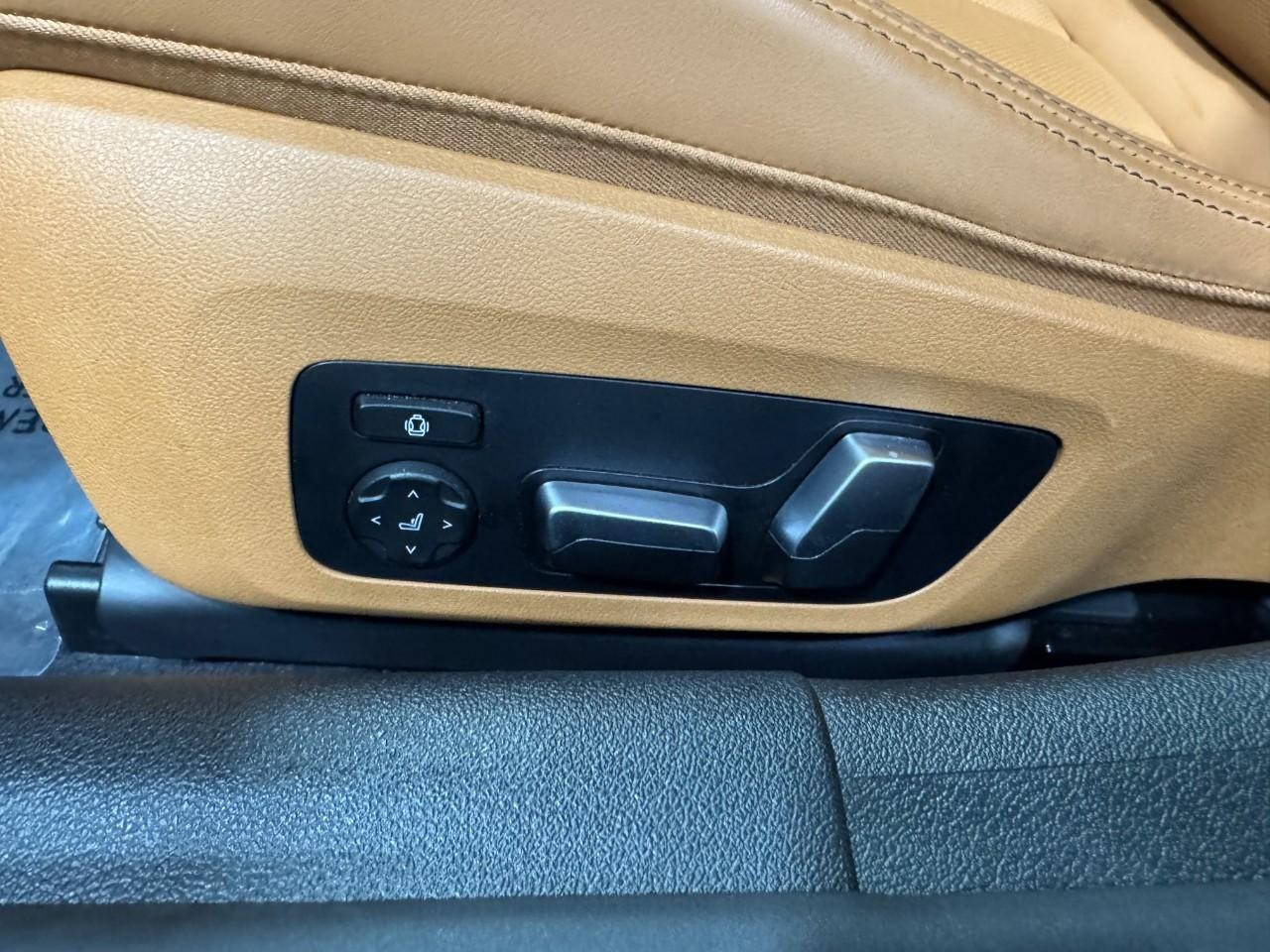 BMW 8 Series Vehicle Full-screen Gallery Image 30