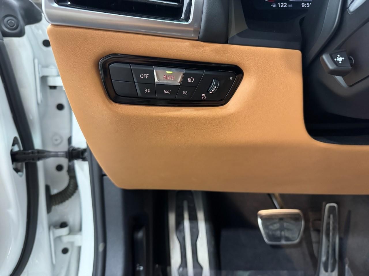 BMW 8 Series Vehicle Full-screen Gallery Image 31