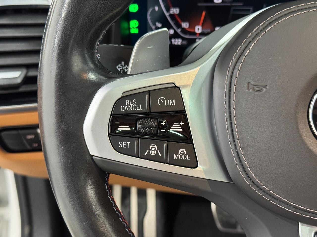 BMW 8 Series Vehicle Full-screen Gallery Image 32