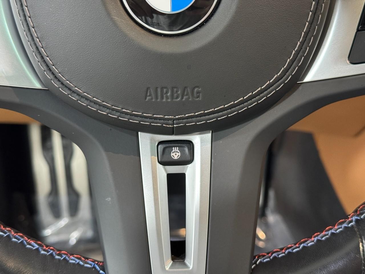 BMW 8 Series Vehicle Full-screen Gallery Image 34