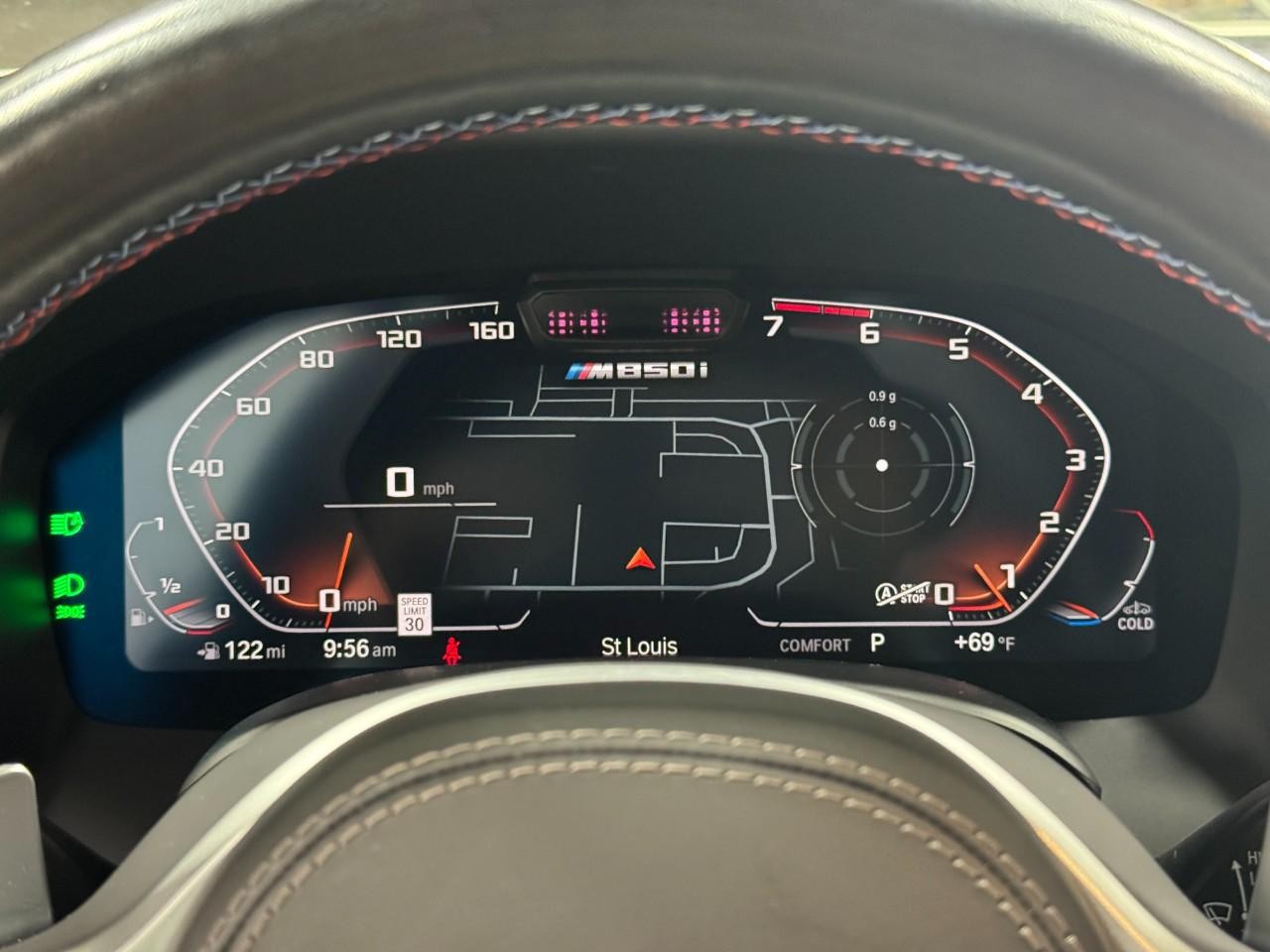 BMW 8 Series Vehicle Full-screen Gallery Image 35