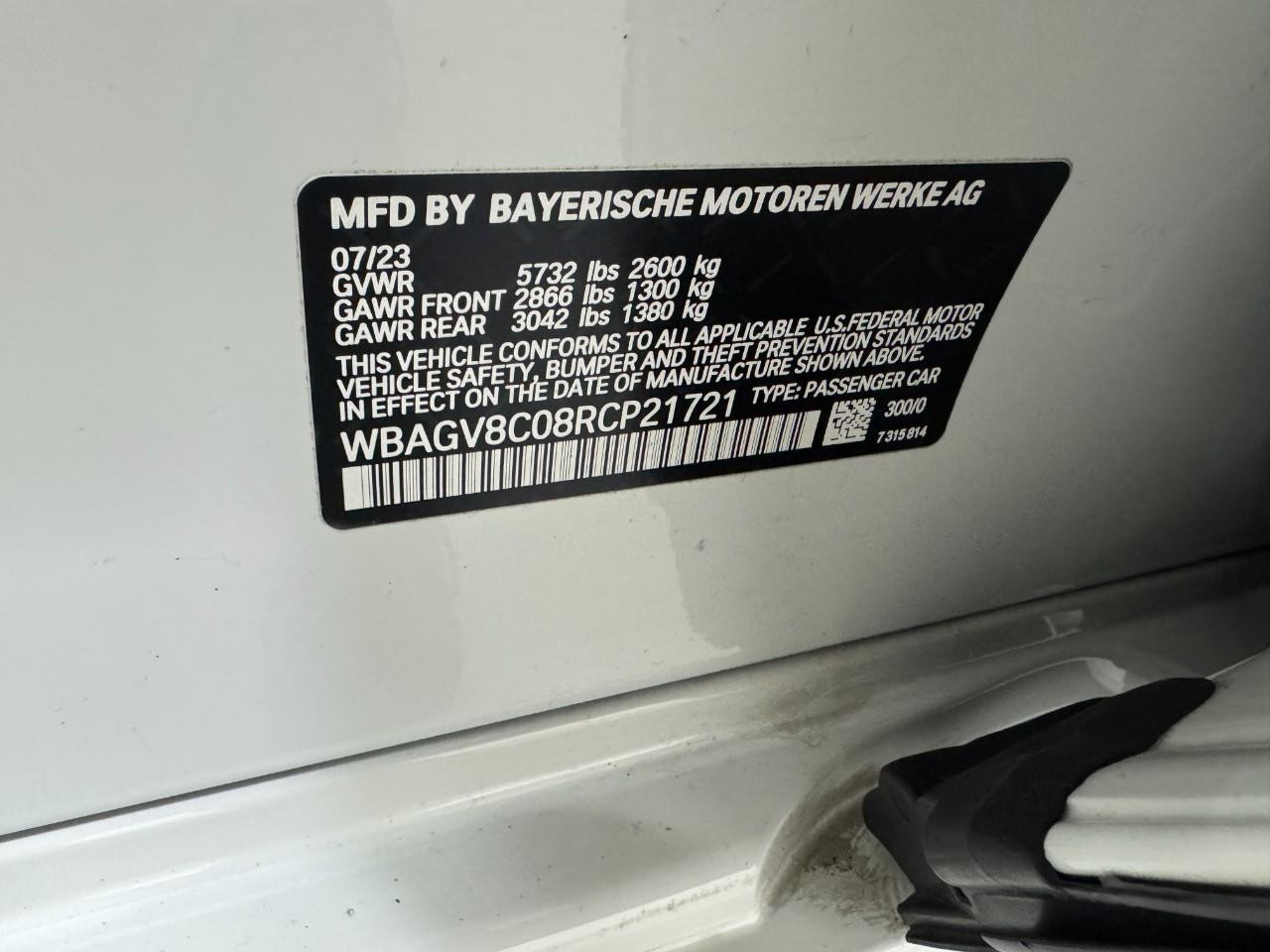 BMW 8 Series Vehicle Full-screen Gallery Image 37