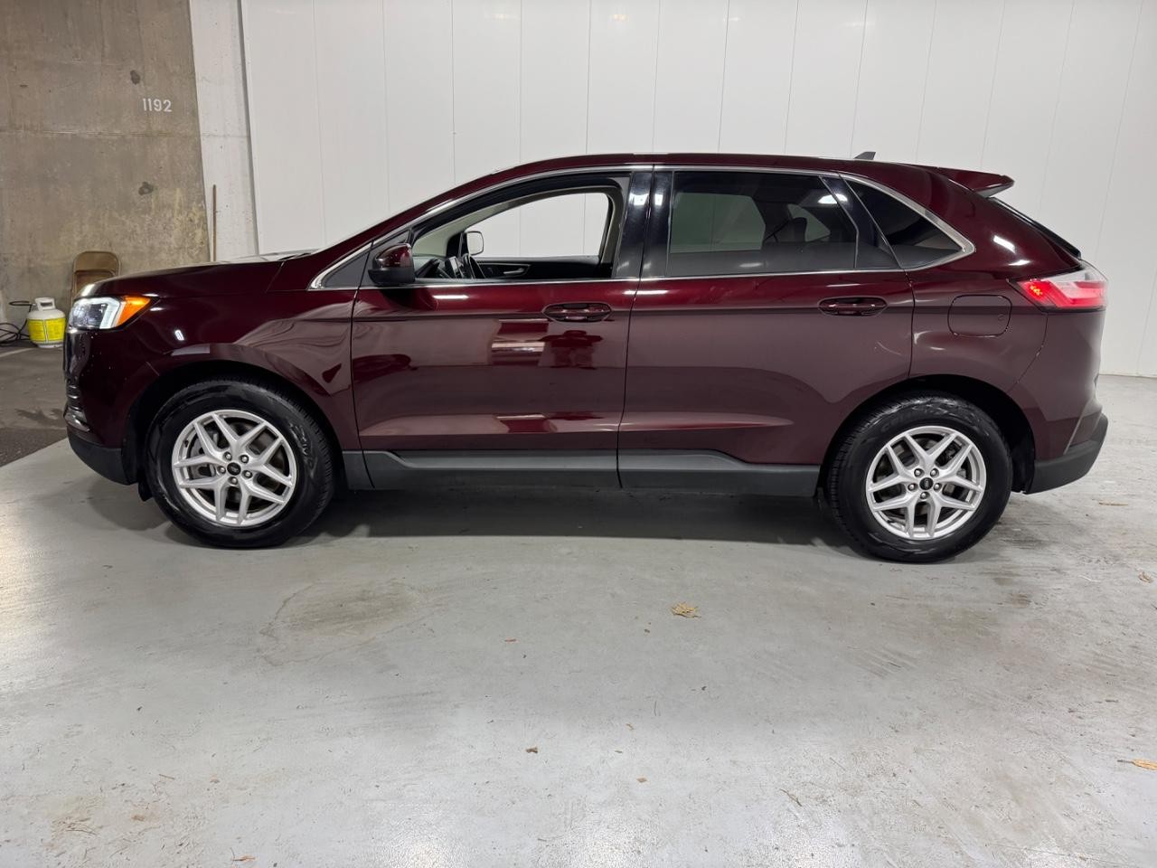 Ford Edge Vehicle Full-screen Gallery Image 2
