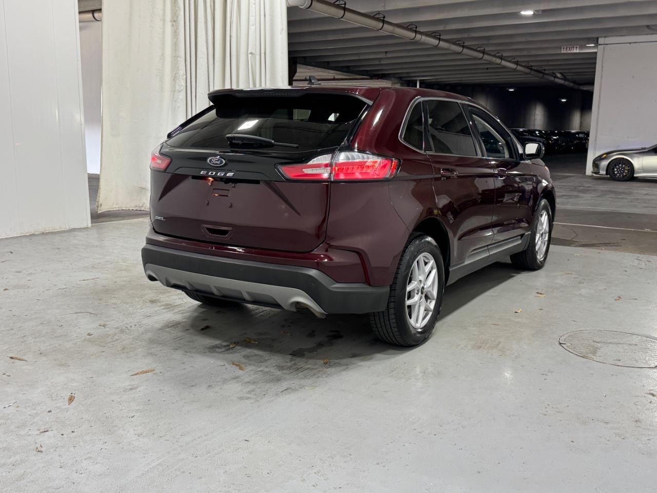 Ford Edge Vehicle Full-screen Gallery Image 4