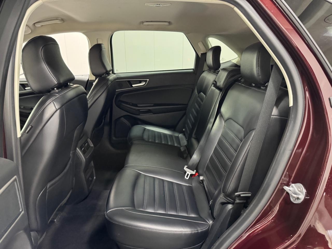 Ford Edge Vehicle Full-screen Gallery Image 8