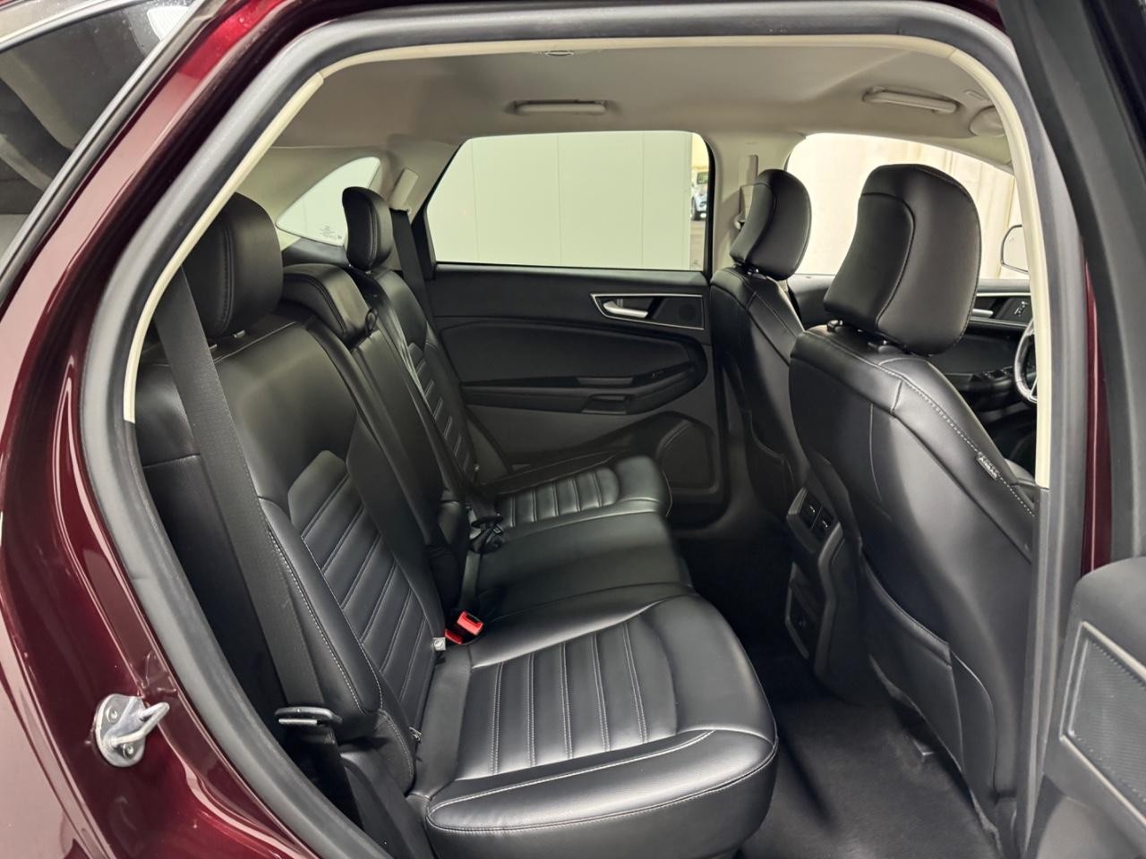 Ford Edge Vehicle Full-screen Gallery Image 10