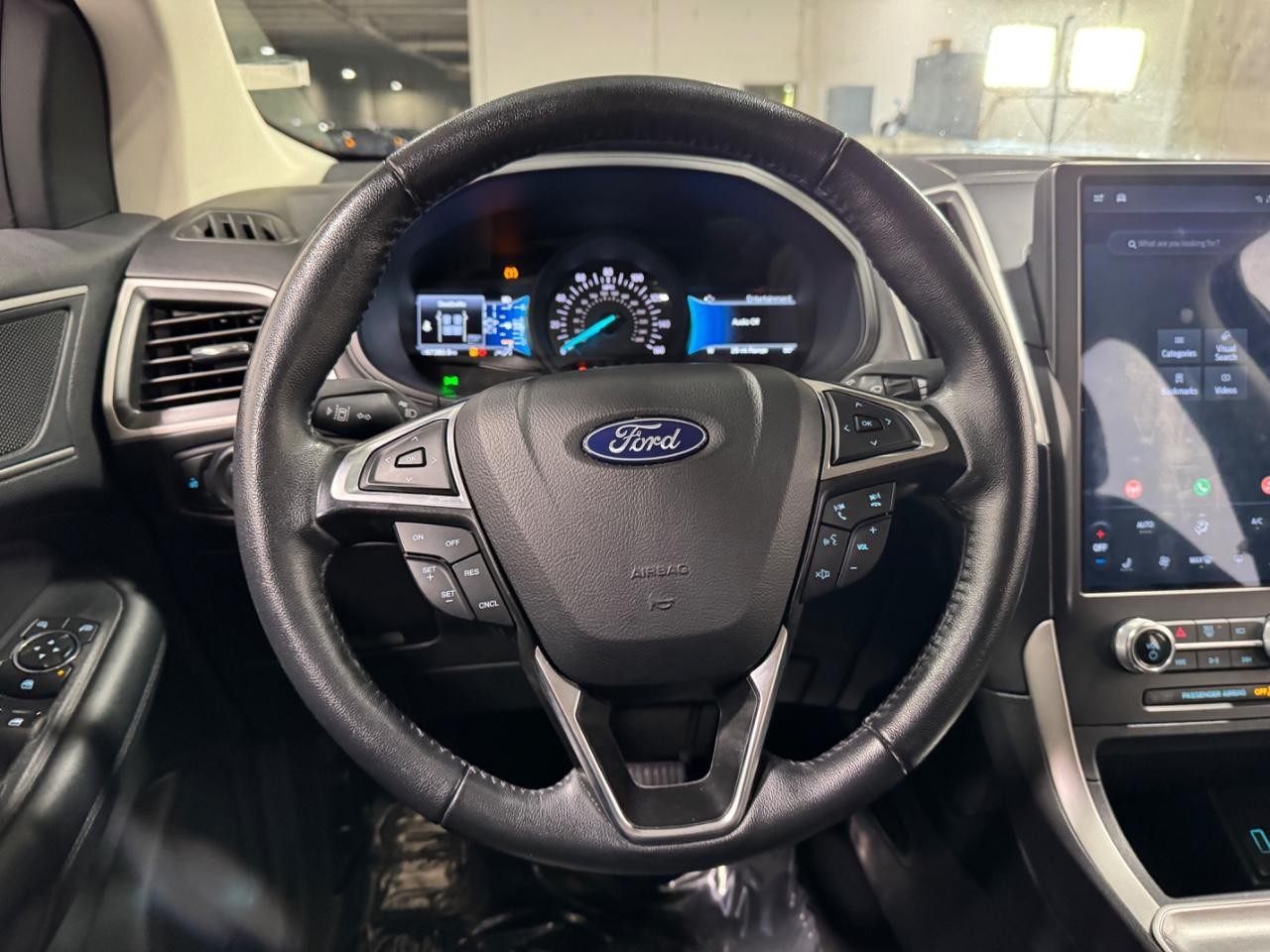 Ford Edge Vehicle Full-screen Gallery Image 12