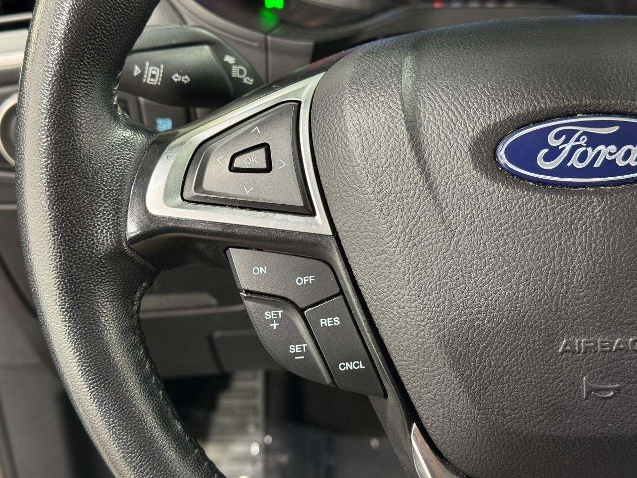 Ford Edge Vehicle Full-screen Gallery Image 27