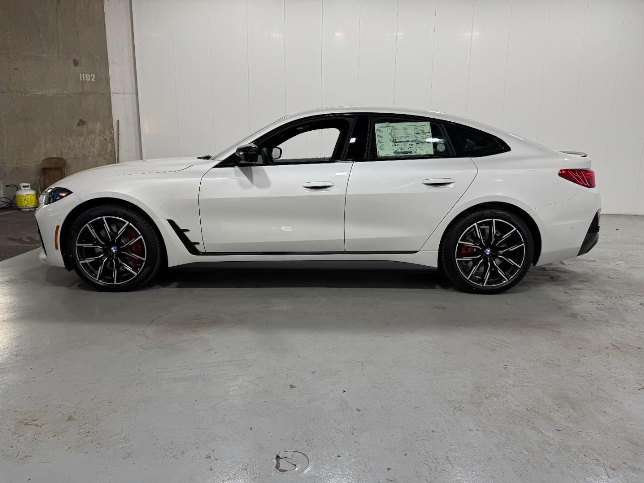 BMW i4 Vehicle Full-screen Gallery Image 2