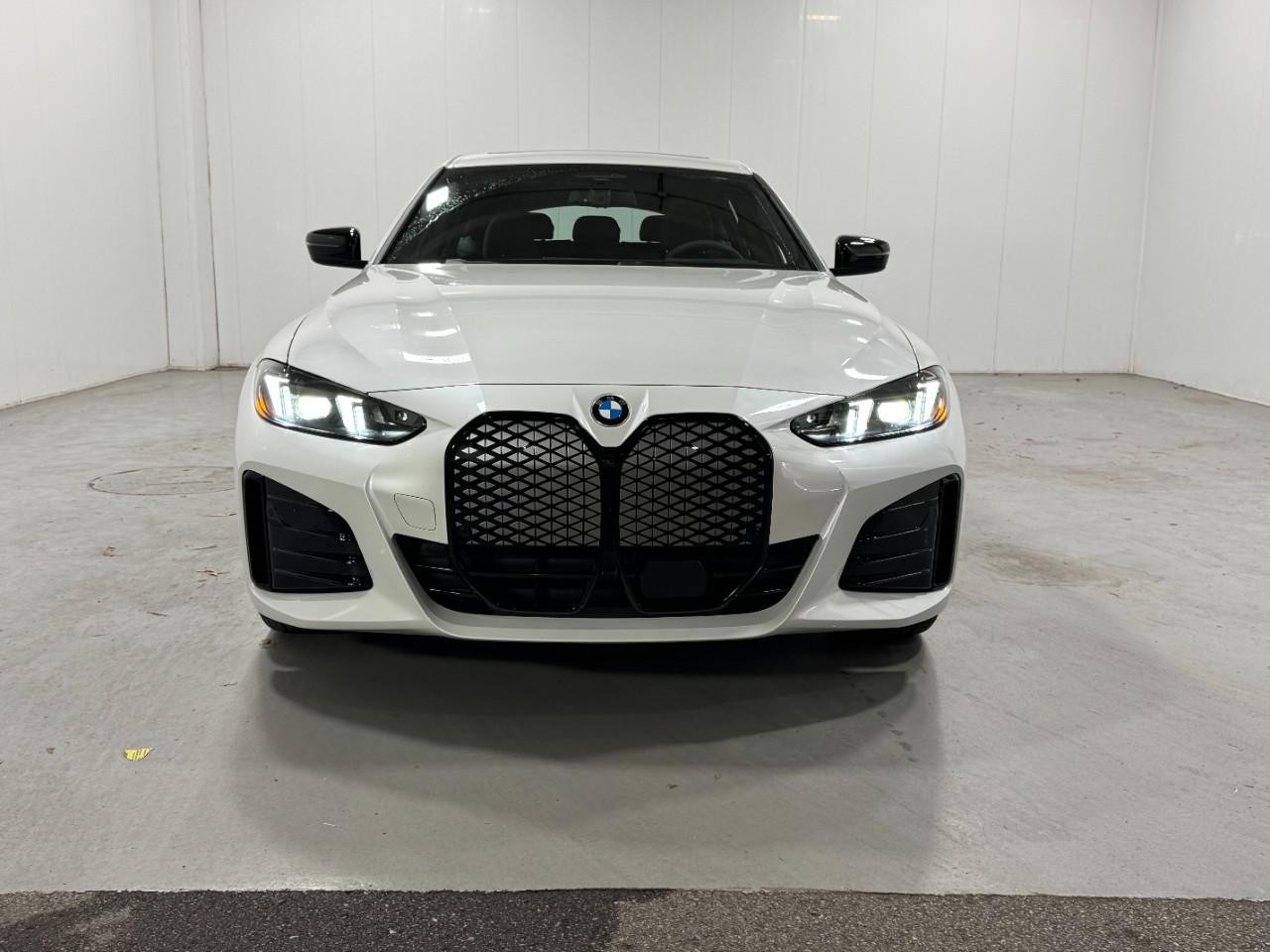 BMW i4 Vehicle Full-screen Gallery Image 7