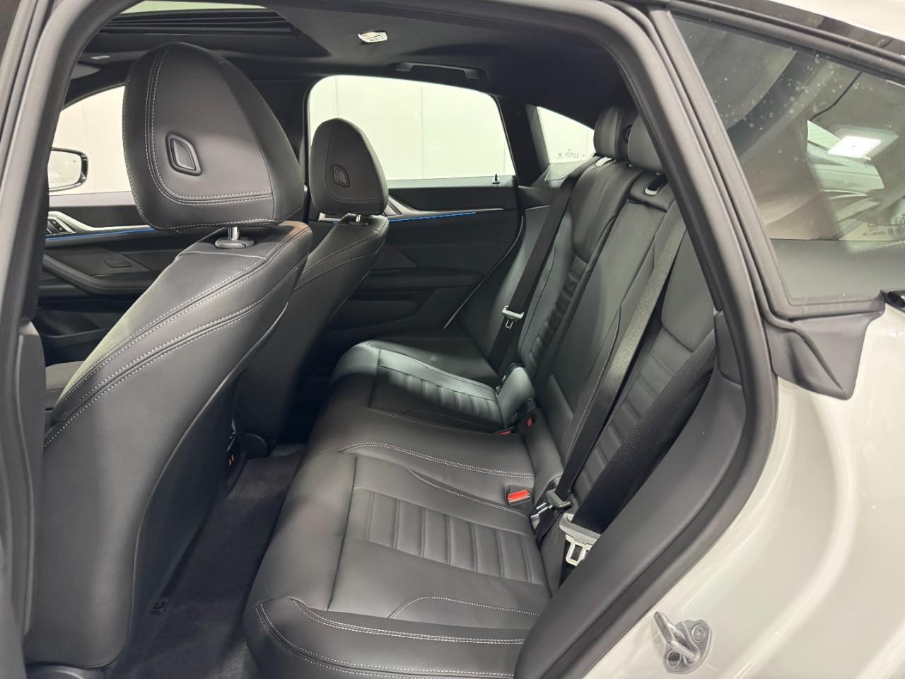 BMW i4 Vehicle Full-screen Gallery Image 8