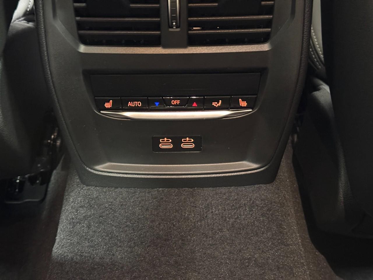 BMW i4 Vehicle Full-screen Gallery Image 11