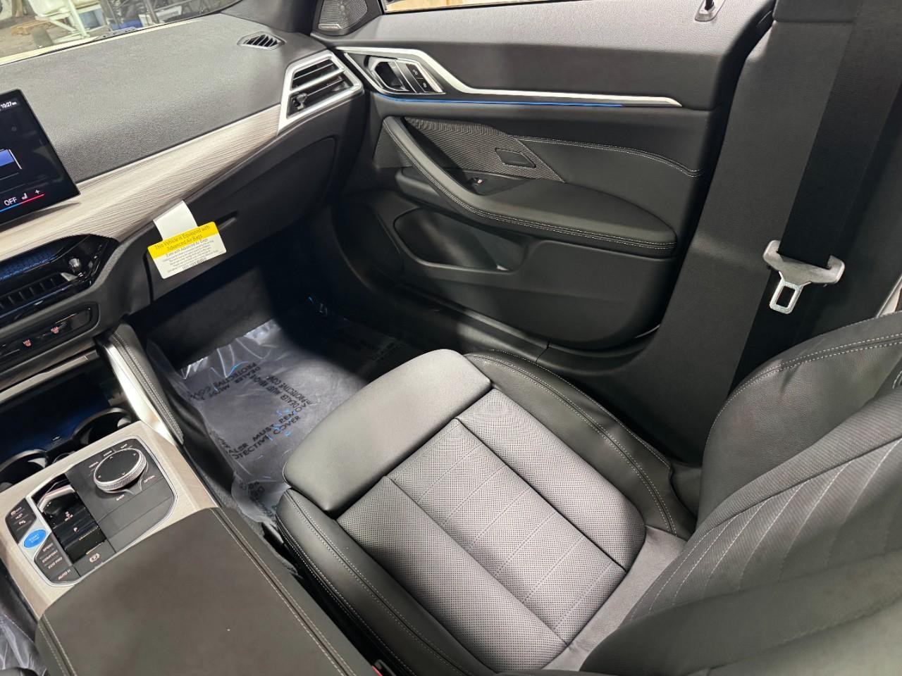 BMW i4 Vehicle Full-screen Gallery Image 17